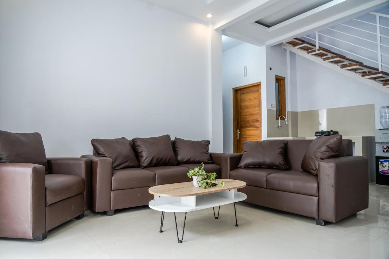 Azalia Homestay Jogjacarta Exterior foto